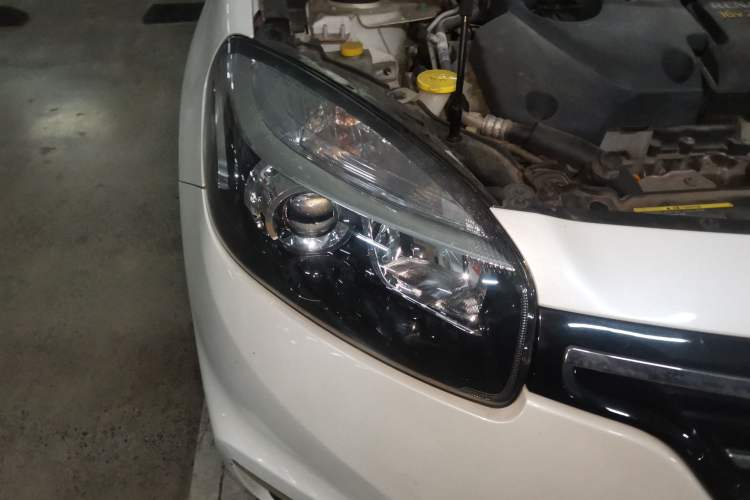 Used Renault Koleos 2014 Revised Version 2.5L Two-Wheel Drive Comfort Edition Right Front Headlight