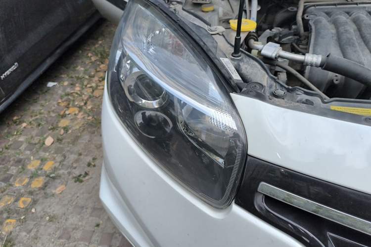 Used Renault Koleos 2014 Revised Version 2.0L Two-Wheel Drive Smart Enjoyment Edition Right Front Headlight