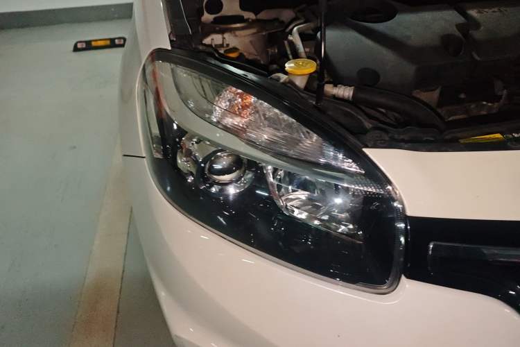 Used Renault Koleos 2014 Revised Version 2.5L Two-Wheel Drive Urban Edition Right Front Headlight