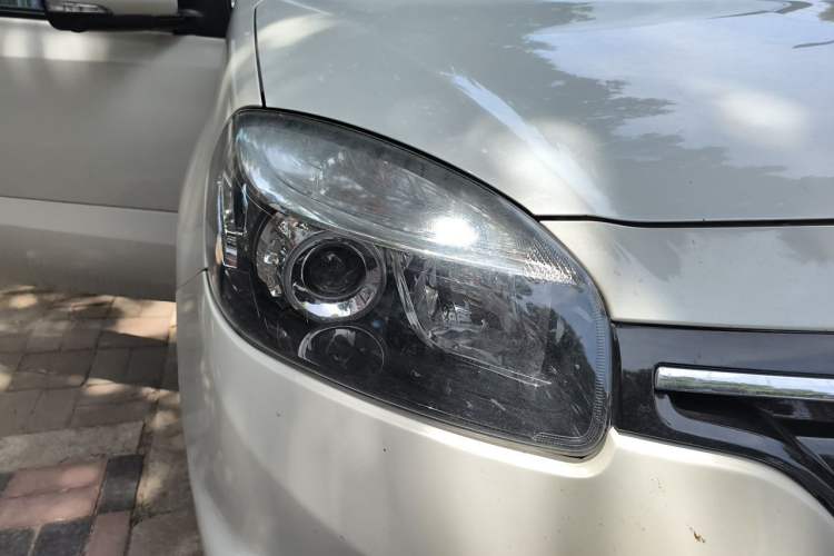 Used Renault Koleos 2014 Revised Version 2.0L Two-Wheel Drive Fashion Edition Right Front Headlight