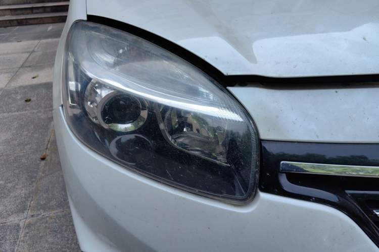 Used Renault Koleos 2014 Revised Version 2.5L Two-Wheel Drive Comfort Edition Right Front Headlight