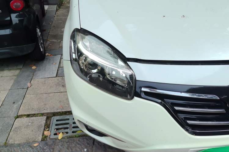 Used Renault Koleos 2014 2.5L 4x4 Comfort Edition Right Front Headlight