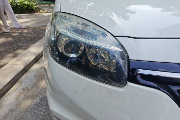 Used Renault Koleos 2014 Revised Version 2.0L Two-Wheel Drive Fashion Edition Right Front Headlight