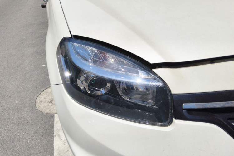 Used Renault Koleos 2014 Revised Version 2.5L Two-Wheel Drive Comfort Edition Right Front Headlight