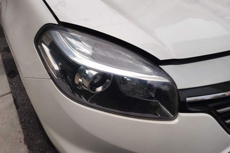 Used Renault Koleos 2014 Revised Version 2.0L Two-Wheel Drive Fashion Edition Right Front Headlight
