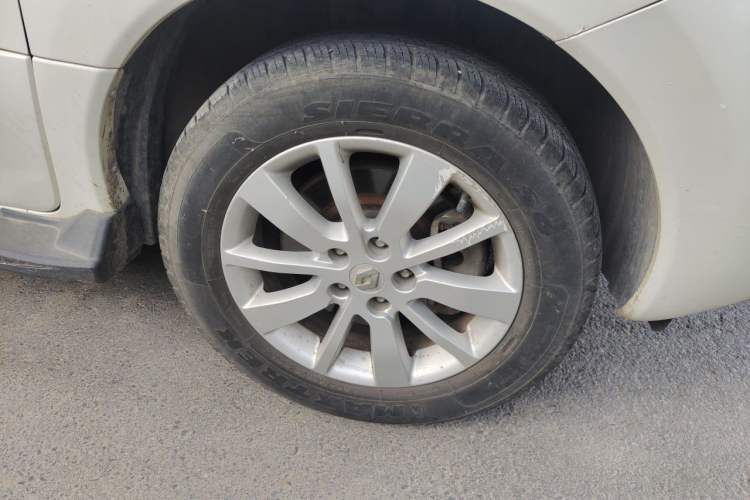 Used Renault Koleos 2014 Revised Version 2.0L Two-Wheel Drive Standard Edition Right Front Wheel Hub