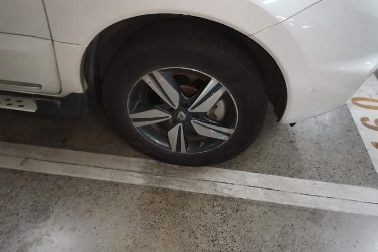 Used Renault Koleos 2014 Revised Version 2.5L Two-Wheel Drive Comfort Edition Right Front Wheel Hub
