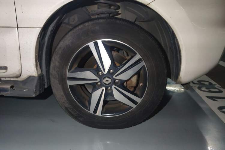 Used Renault Koleos 2014 Revised Version 2.5L Two-Wheel Drive Comfort Edition Right Front Wheel Hub