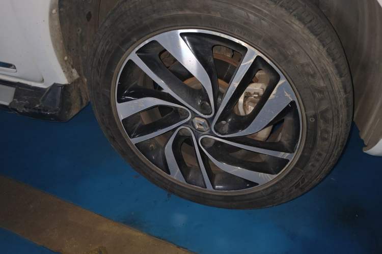 Used Renault Koleos 2014 2.5L 4x4 Sportway Edition Right Front Wheel Hub