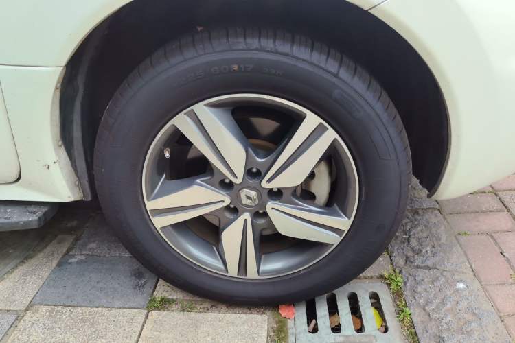 Used Renault Koleos 2014 2.5L 4x4 Comfort Edition Right Front Wheel Hub