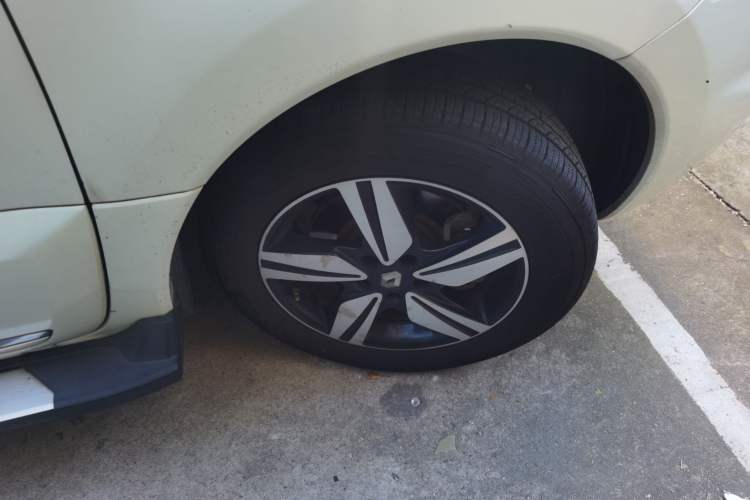 Used Renault Koleos 2014 Revised Version 2.5L Two-Wheel Drive Comfort Edition Right Front Wheel Hub