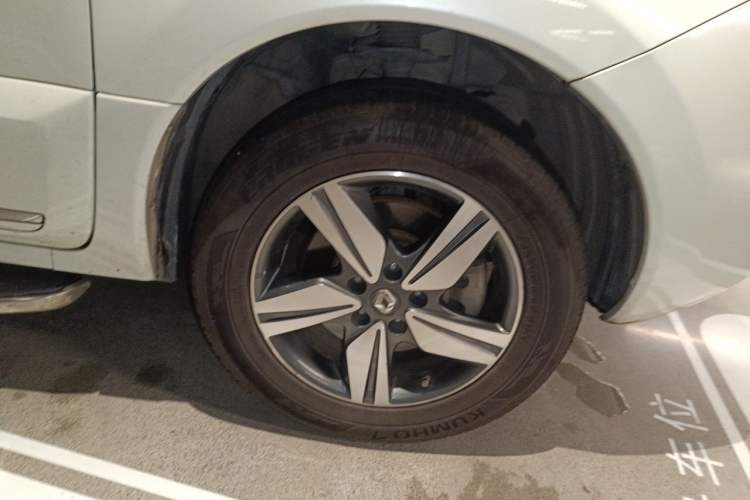 Used Renault Koleos 2014 2.5L 4x4 Comfort Edition Right Front Wheel Hub
