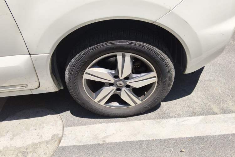 Used Renault Koleos 2014 Revised Version 2.5L Two-Wheel Drive Comfort Edition Right Front Wheel Hub