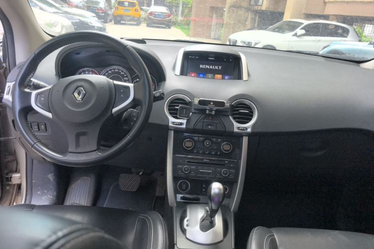Used Renault Koleos 2014 Revised Version 2.0L Two-Wheel Drive Fashion Edition Center Console