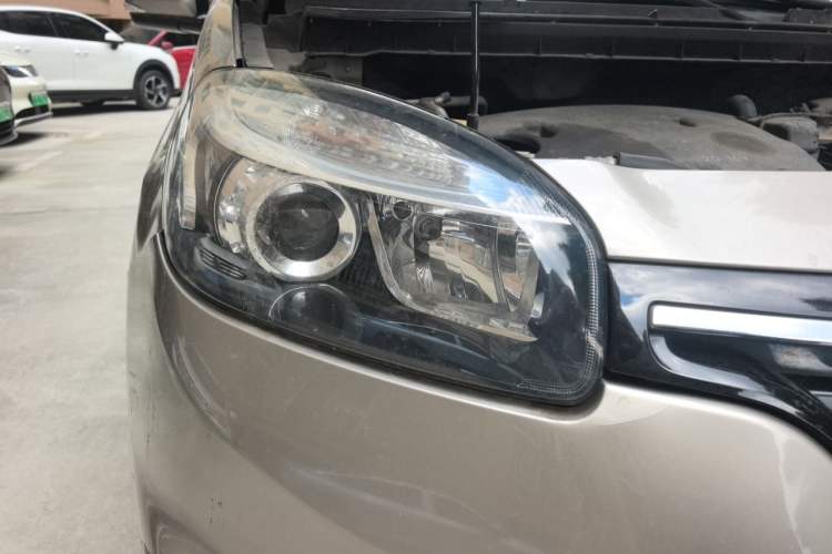 Used Renault Koleos 2014 Revised Version 2.0L Two-Wheel Drive Fashion Edition Right Front Headlight