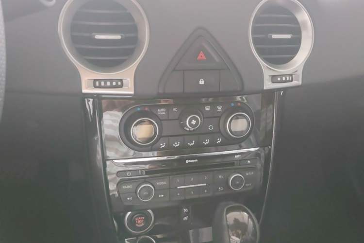 Used Renault Koleos 2015 2.5L Two-Wheel Drive Comfort Edition Audio And AC Panel