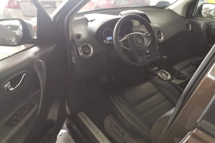 Used Renault Koleos 2015 2.5L Two-Wheel Drive Comfort Edition Interior 2