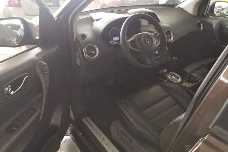 Used Renault Koleos 2015 2.5L Two-Wheel Drive Comfort Edition Interior 2