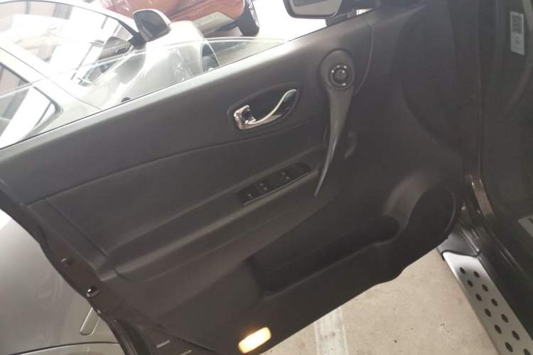 Used Renault Koleos 2015 2.5L Two-Wheel Drive Comfort Edition Interior 7