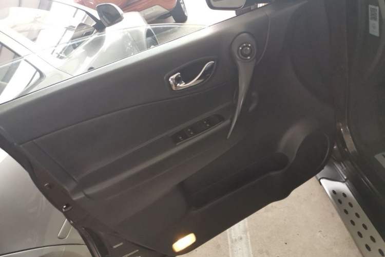 Used Renault Koleos 2015 2.5L Two-Wheel Drive Comfort Edition Interior 7