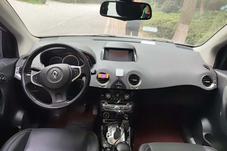 Used Renault Koleos 2015 2.5L 4x4 Comfort Edition Center Console