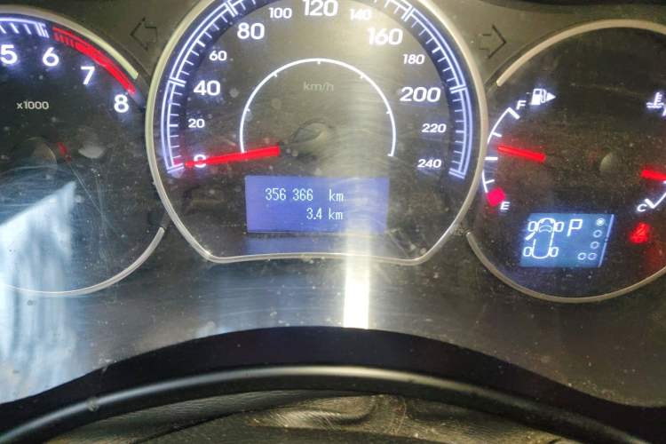 Used Renault Koleos 2015 2.5L Two-Wheel Drive Comfort Edition Odometer Close Up