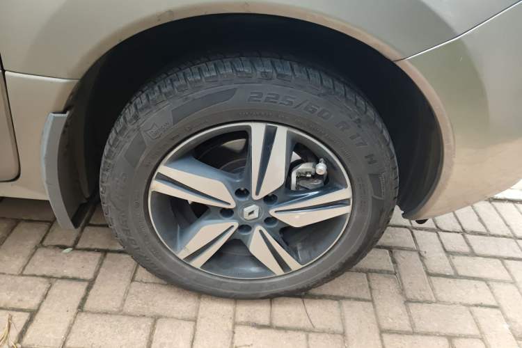 Used Renault Koleos 2015 2.5L 4x4 Comfort Edition Right Front Wheel Hub