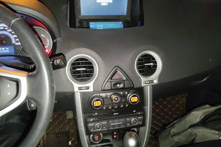 Used Renault Koleos 2015 2.0L Two-Wheel Drive Fashion Edition Audio And AC Panel