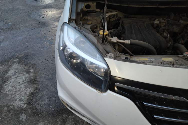 Used Renault Koleos 2015 2.0L Two-Wheel Drive Standard Edition Engine Bay Right
