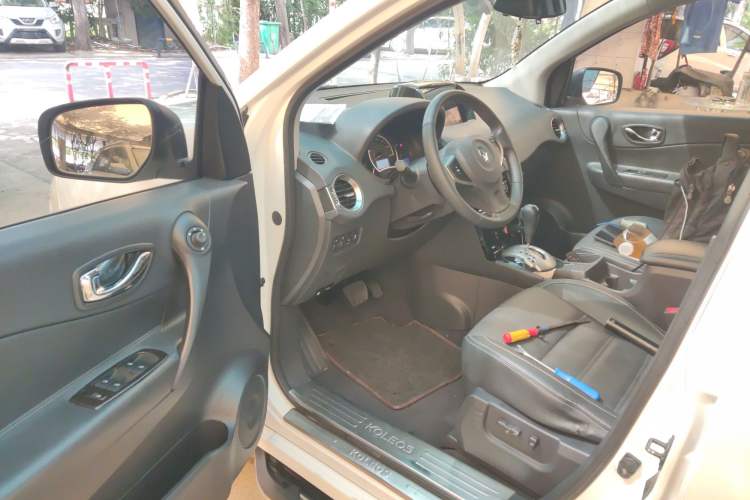 Used Renault Koleos 2015 2.5L Two-Wheel Drive Comfort Edition Interior 3