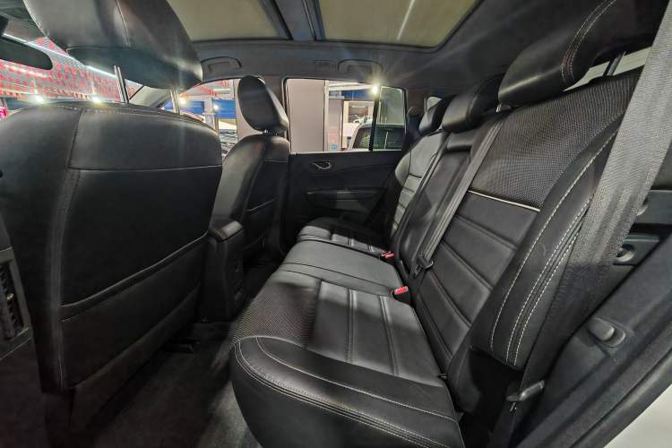 Used Renault Koleos 2015 2.5L 4x4 Comfort Edition Interior 3