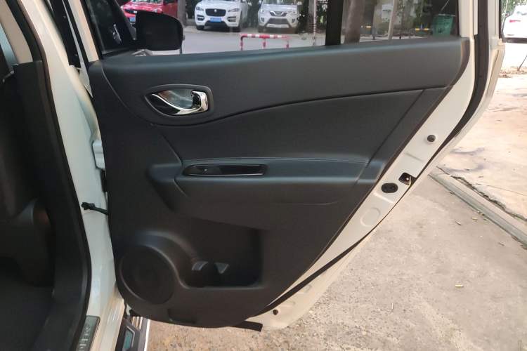 Used Renault Koleos 2015 2.5L Two-Wheel Drive Comfort Edition Interior 6