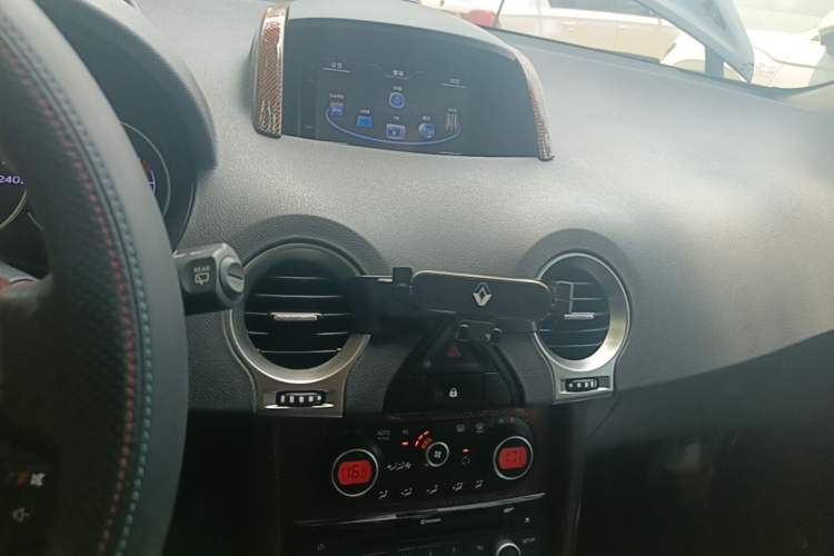 Used Renault Koleos 2016 2.5L 4x4 Comfort Sport Edition Audio And AC Panel