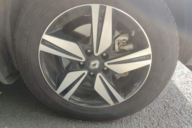Used Renault Koleos 2016 2.0L Two-Wheel-Drive Comfort Edition with BOSE System Right Front Wheel Hub