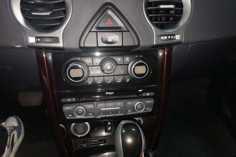 Used Renault Koleos 2016 2.5L Two-Wheel Drive Comfort & Sport Edition Interior 3