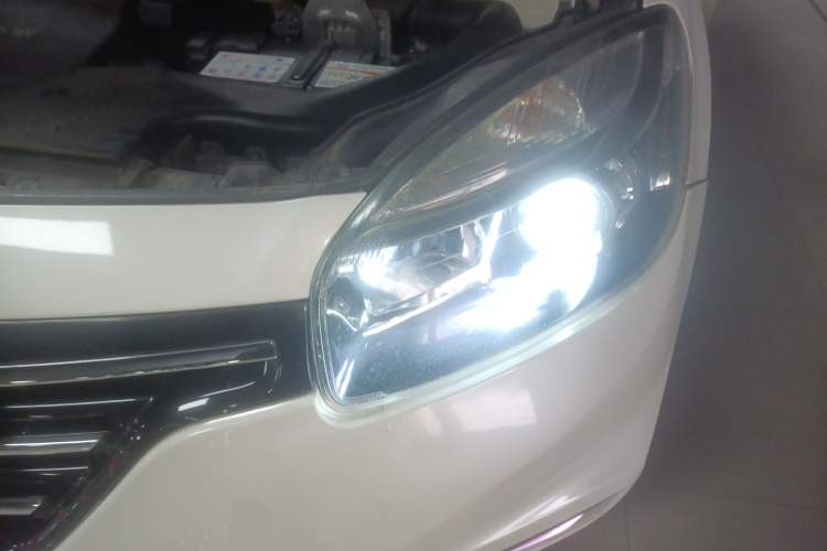 Used Renault Koleos 2016 Revised Version 2.0L Two-Wheel Drive Comfort Edition Left Front Headlight
