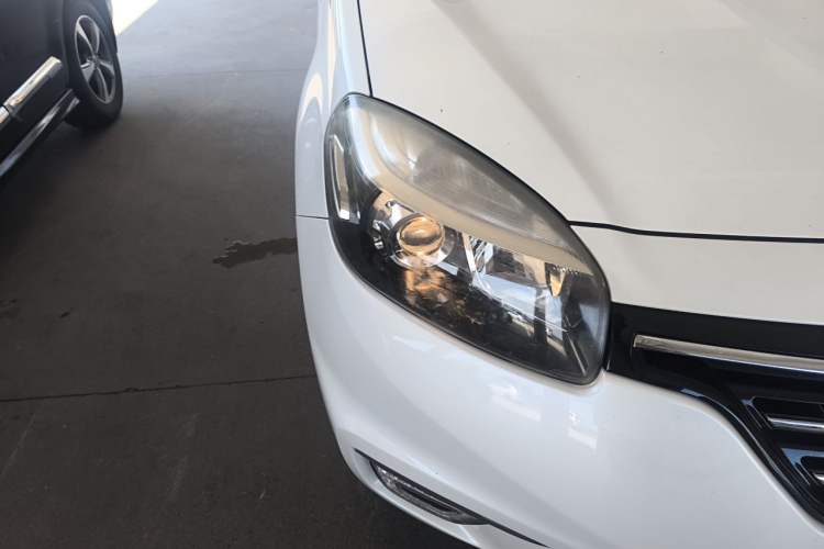 Used Renault Koleos 2016 2.0L Two-Wheel-Drive Comfort Edition with BOSE System Right Front Headlight