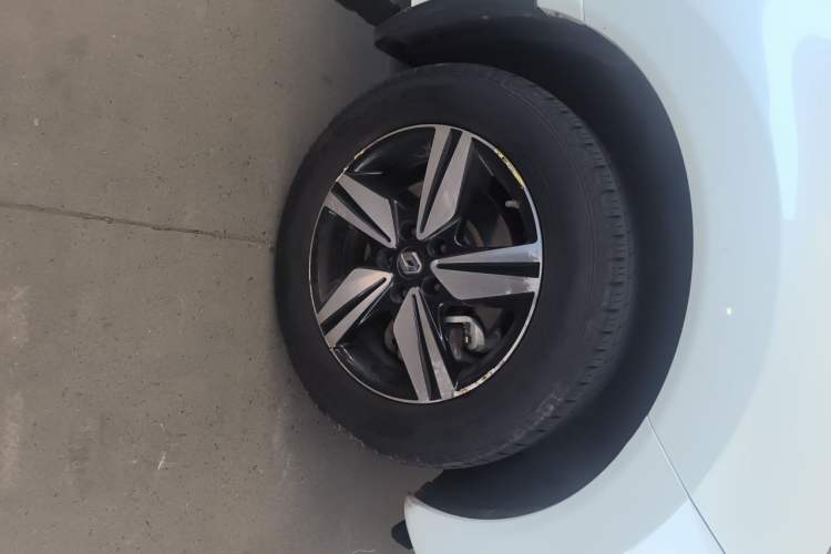 Used Renault Koleos 2016 2.0L Two-Wheel-Drive Comfort Edition with BOSE System Right Front Wheel Hub