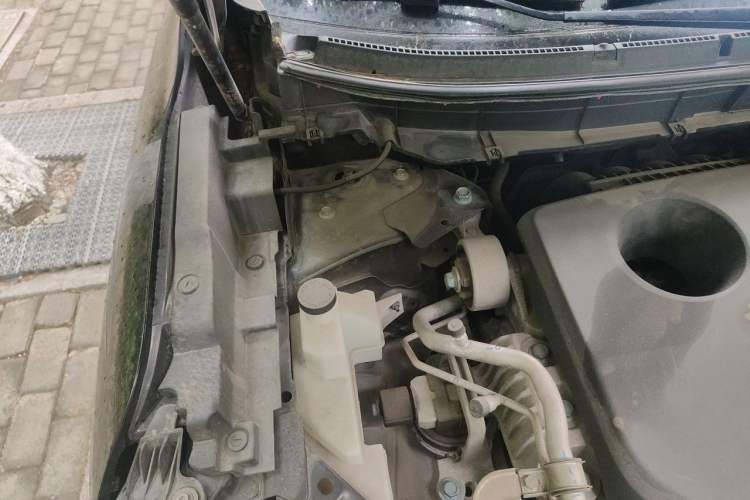 Used Renault Koleos 2017 2.5L Four-Wheel Drive Premium Edition Engine Bay Right