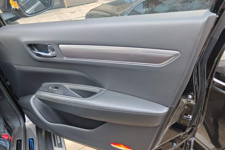 Used Renault Koleos 2017 2.5L Two-Wheel Drive Prestige Edition Interior 5