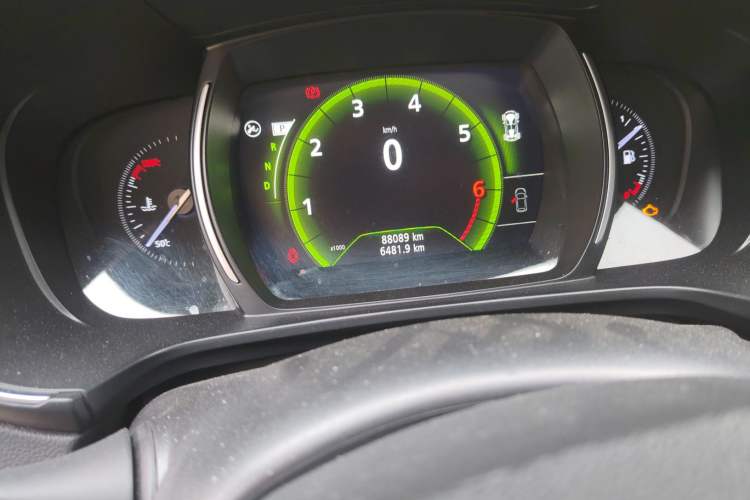 Used Renault Koleos 2017 2.5L Four-Wheel Drive Ultimate Edition Odometer Close Up