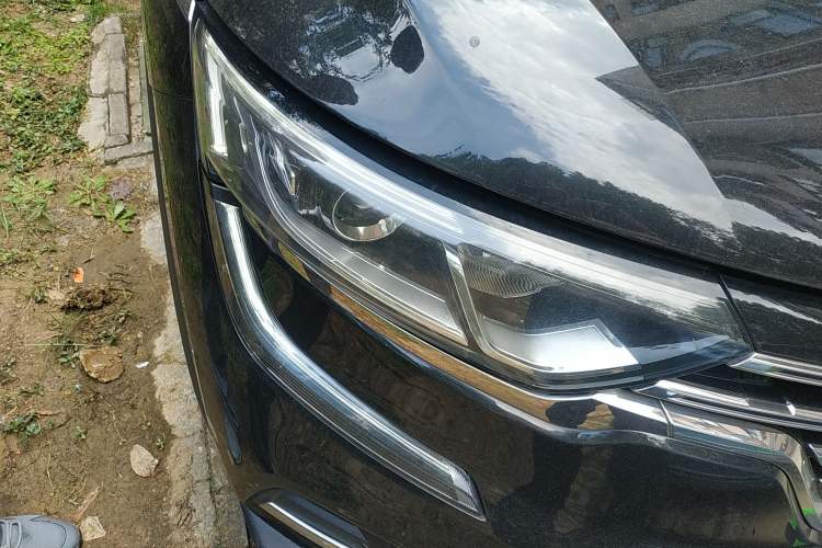 Used Renault Koleos 2017 2.0L Two-Wheel Drive Luxury Edition Right Front Headlight