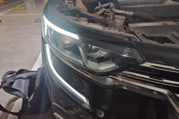 Used Renault Koleos 2017 2.0L Two-Wheel Drive Luxury Edition Right Front Headlight