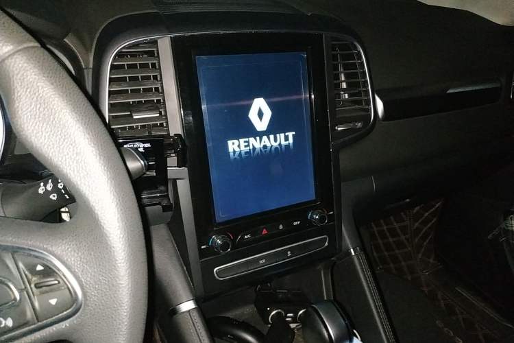 Used Renault Koleos 2017 2.0L Two-Wheel Drive Comfort Edition Audio And AC Panel