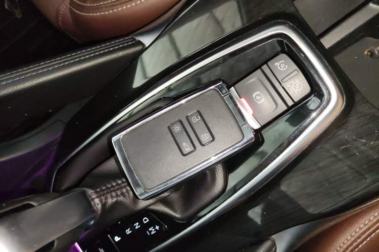 Used Renault Koleos 2017 2.5L Four-Wheel Drive Ultimate Edition Interior 1