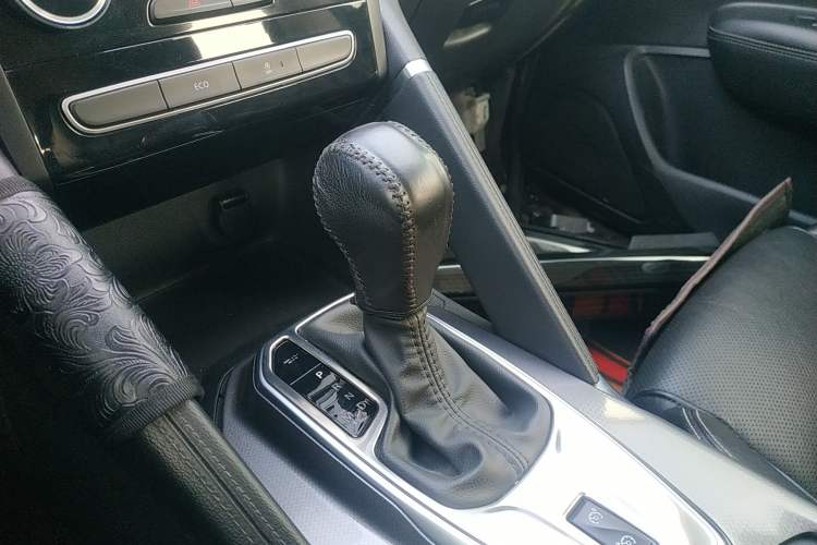 Used Renault Koleos 2017 2.0L Two-Wheel Drive Luxury Edition Gear Lever