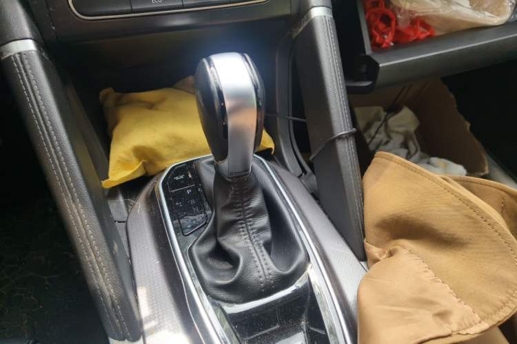 Used Renault Koleos 2017 2.0L Two-Wheel-Drive Leading Edition Gear Lever