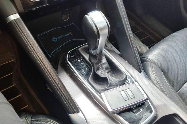Used Renault Koleos 2017 2.0L Two-Wheel Drive Luxury Edition Gear Lever