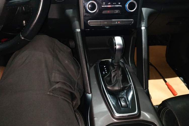 Used Renault Koleos 2017 2.0L Two-Wheel Drive Luxury Edition Gear Lever