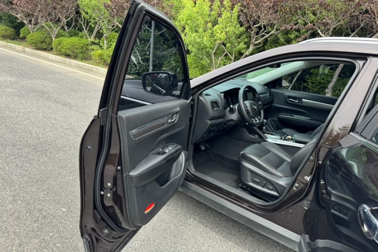 Used Renault Koleos 2017 2.0L Two-Wheel Drive Luxury Edition Interior 4